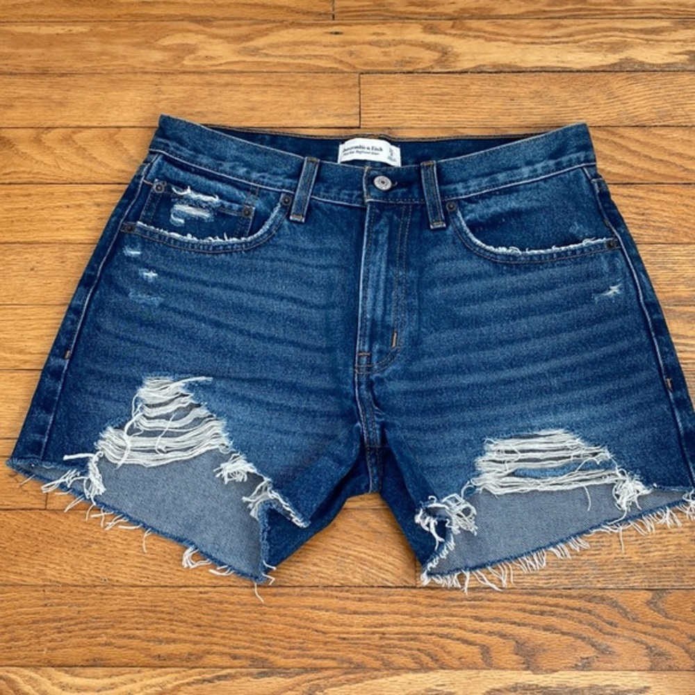 Mid Rise Boyfriend Shorts Size 27 or 4 from Abercrombie and Fitch dark wash